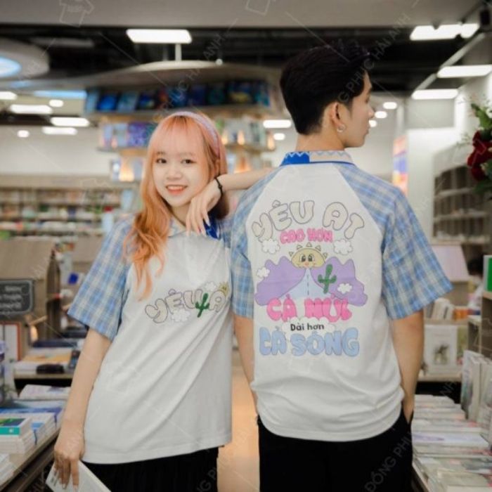 Slogan áo lớp Young+ mocha a1 với thiết kế màu trắng kết hợp xanh