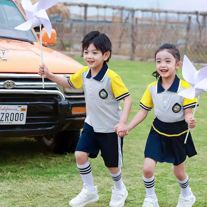Chiếc áo thiết kế đơn giản, màu sắc nổi bật thu hút ánh nhìn