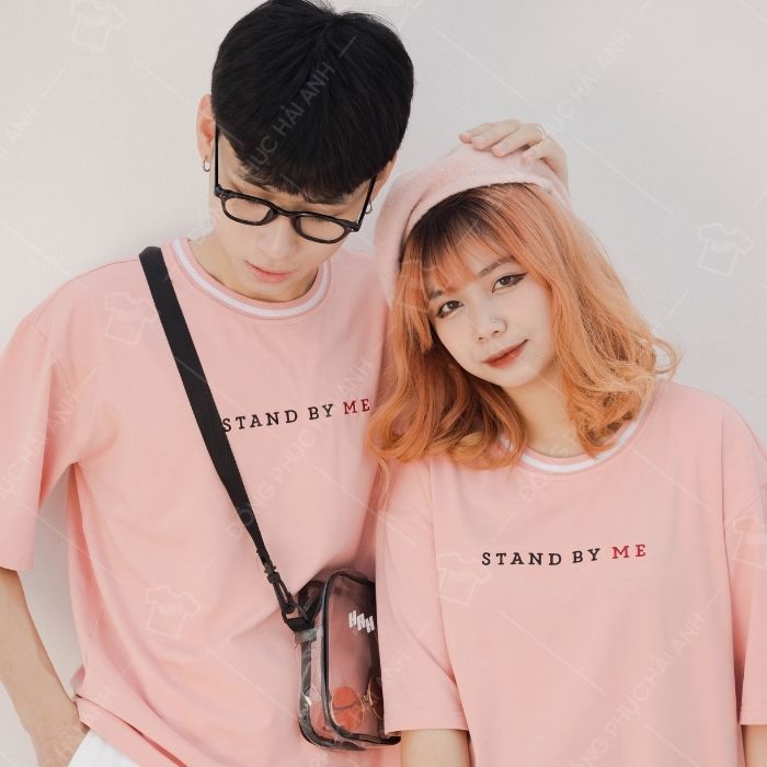 Mẫu áo thun màu hồng dễ dàng kết hợp với nhiều phụ kiện khác nhau
