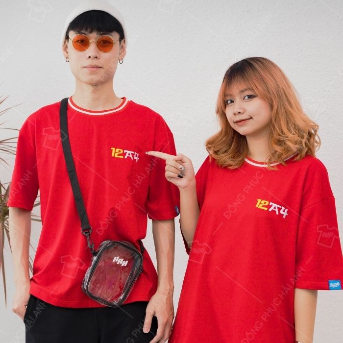 Mẫu áo lớp được thiết kế với gam màu đỏ nổi bật