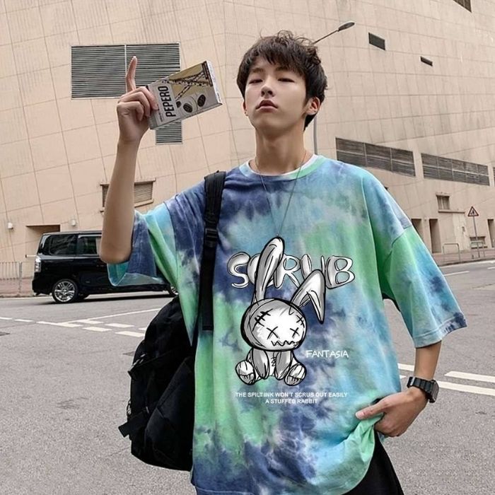 Nam sinh nổi bật trong mẫu áo thun hình rabbit