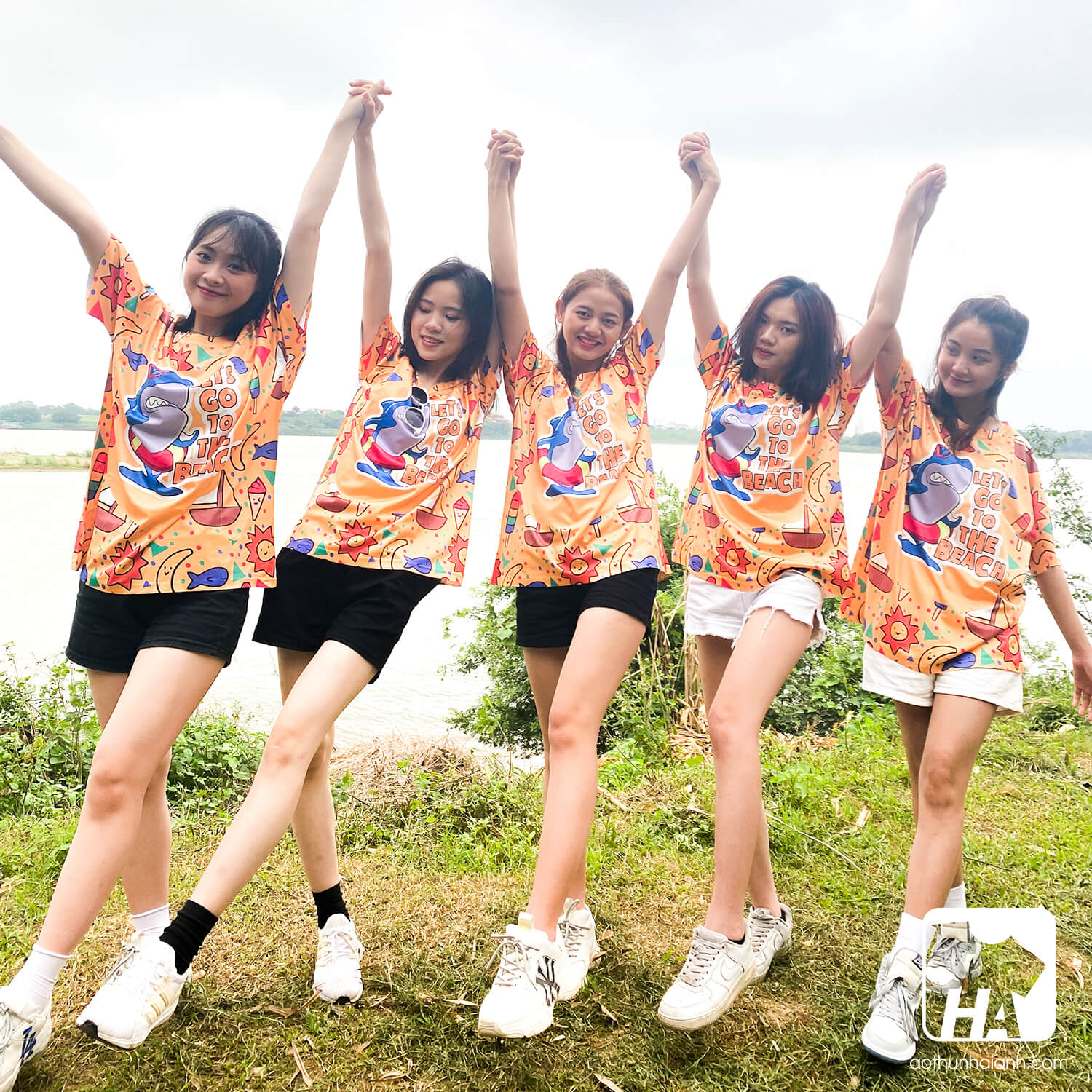 Mẫu Áo Thun Đồng Phục Du Lịch Slogan Lets Go To The Beach