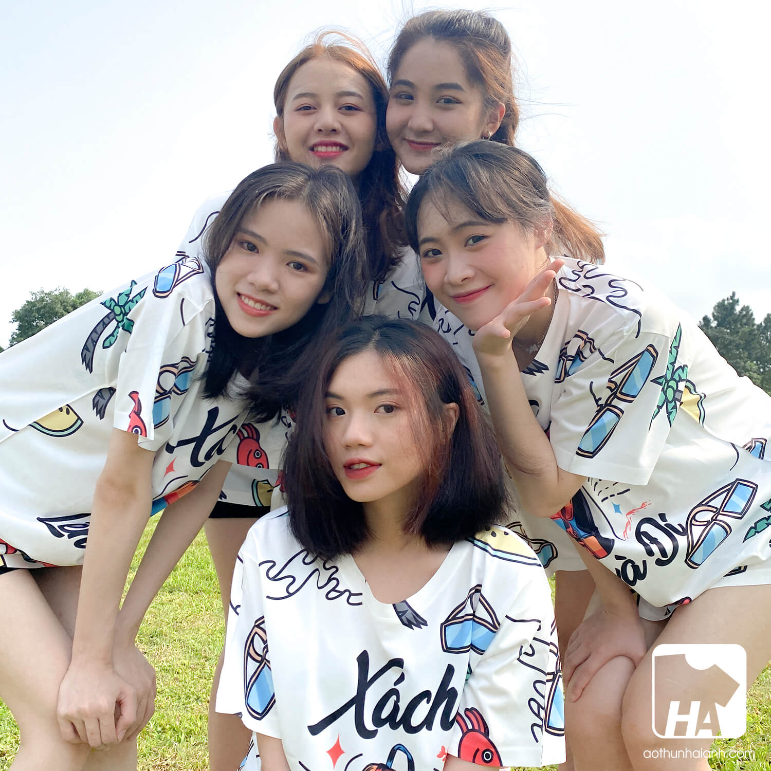 Mẫu Áo Thun Đồng Phục Du Lịch Slogan Xách Balo Lên Và Đi