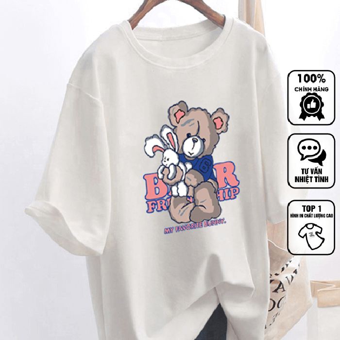 Hình in nổi bật trên nền áo màu trắng