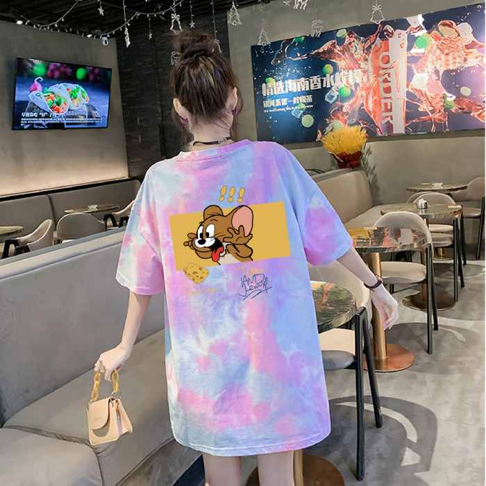 Kết hợp áo cùng quần short giúp các nàng khoe đôi chân dài
