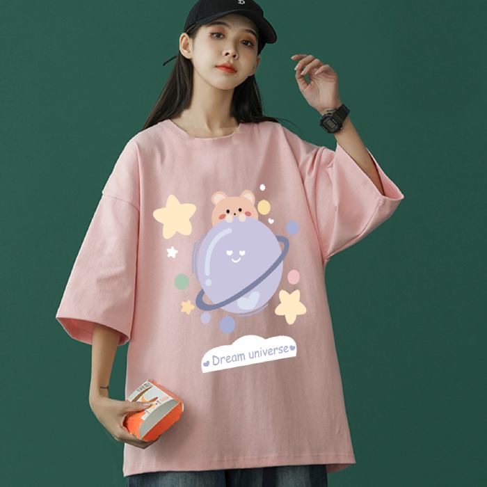 Áo thun in hình Dream Universe nổi bật với hình in ngộ nghĩnh