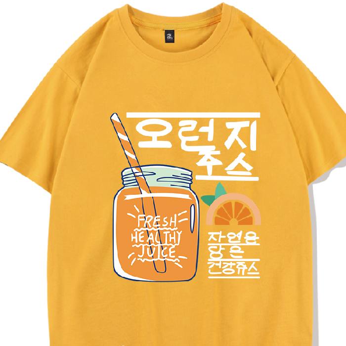 Slogan màu trắng nổi bật được in trên nền áo cam