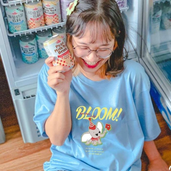 Kết hợp áo thun hình in dễ thương cùng phụ kiện giúp set đồ nổi bật hơn