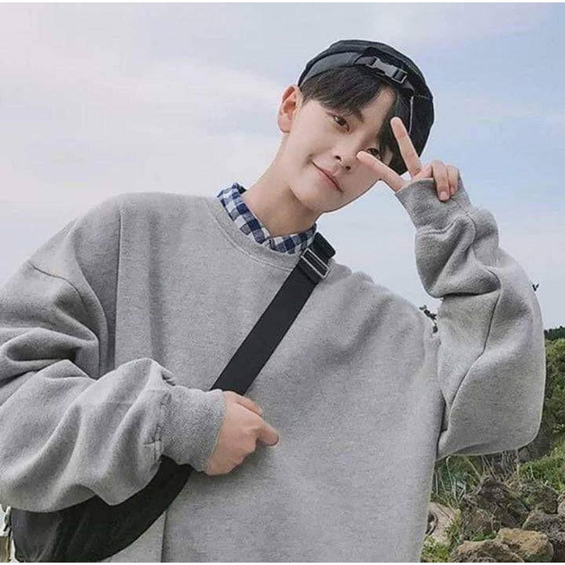 Vơi phong cách Hàn Quốc, những chiếc áo sweater thường được diện với một chiếc áo sơ mi cổ bẻ bên trong