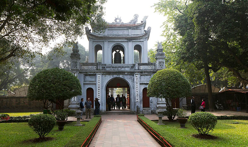 Văn Miếu - Quốc Tử Giám là địa điểm du lịch thu hút không ít các bạn học sinh cấp 2, cấp 3.