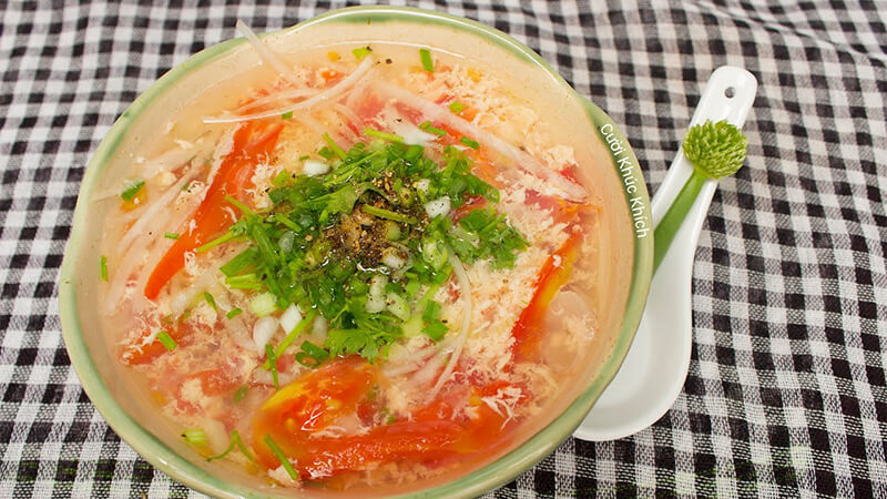 Canh cà chua trứng món ăn đơn giản không thể thiếu cho học sinh, sinh viên