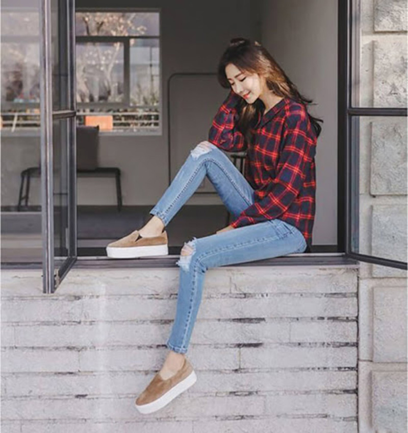 Áo sơ mi + quần jeans - công thức phối đồ được nhiều bạn nữ sinh ưu tiên lựa chọn khi đi học