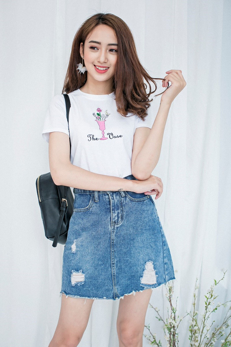 Áo thun + váy denim - cách phối đồ đi học cho nữ 