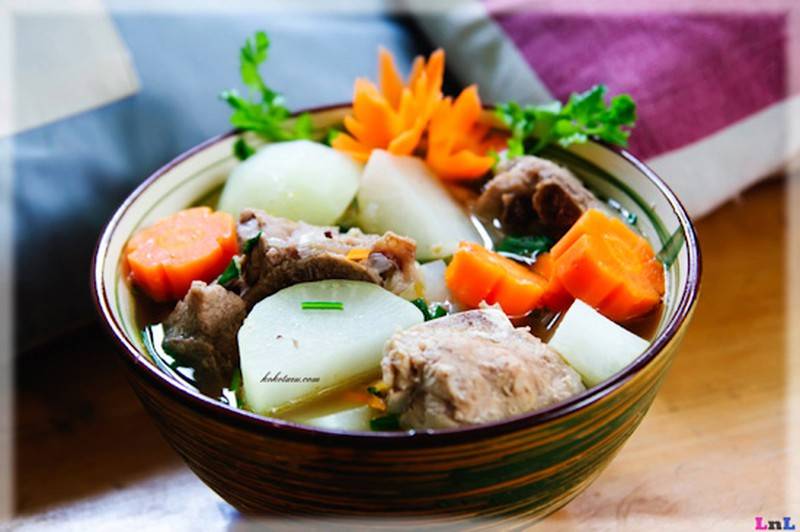Không chỉ bổ sung đầy đủ các chất dinh dưỡng mà canh xương hầm còn giúp giải nhiệt, giúp ngon miệng hơn trong bữa cơm