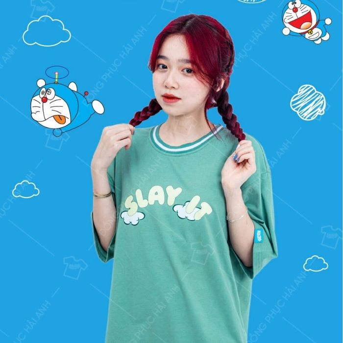 Hình ảnh slogan nổi bật trên nền áo màu xanh rêu
