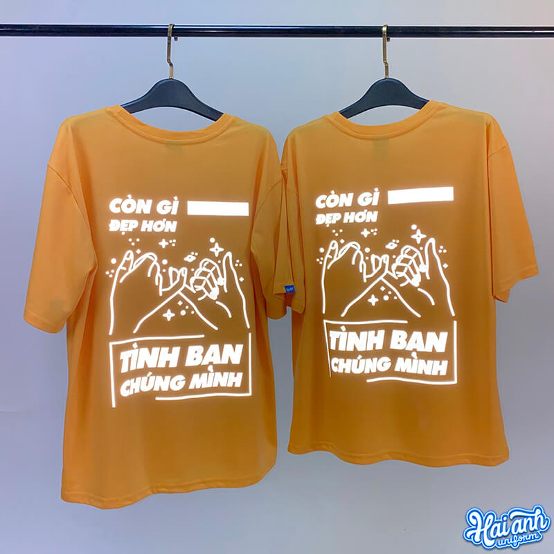 Mẫu áo lớp màu vàng phản quang in slogan chủ đề tình bạn dễ thương