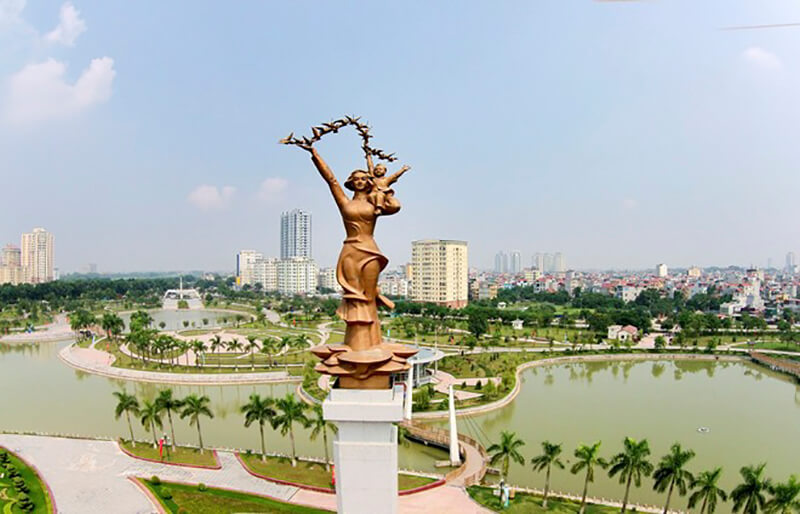 Bức tượng người mẹ bồng con nằm trong Công viên Hòa Bình