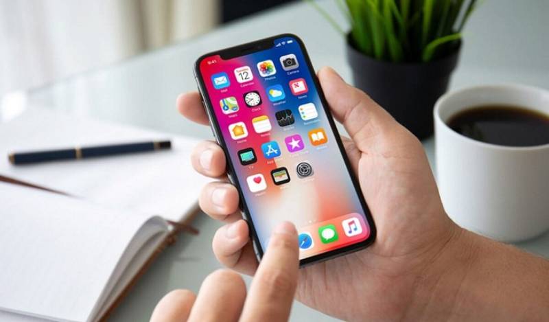 Theo quy định thì sinh cần để điện thoại ngoài phòng thi và tắt âm thanh tránh ảnh hưởng đến quá trình thi cử do đó hãy loại bỏ điện thoại trong danh sách "khi đi thi cần mang những gì"
