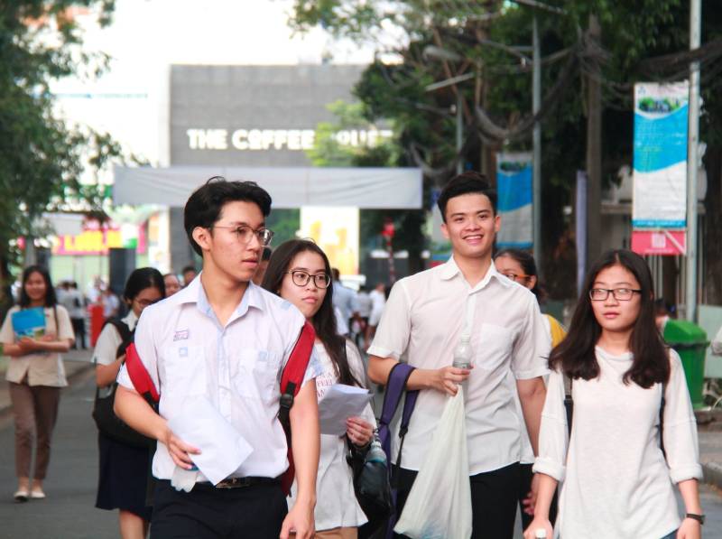 Đến trước giờ thi khoảng 20 - 30 phút giúp thì sinh bĩnh tĩnh hơn và ổn định chỗ ngồi trước khi vào làm bài