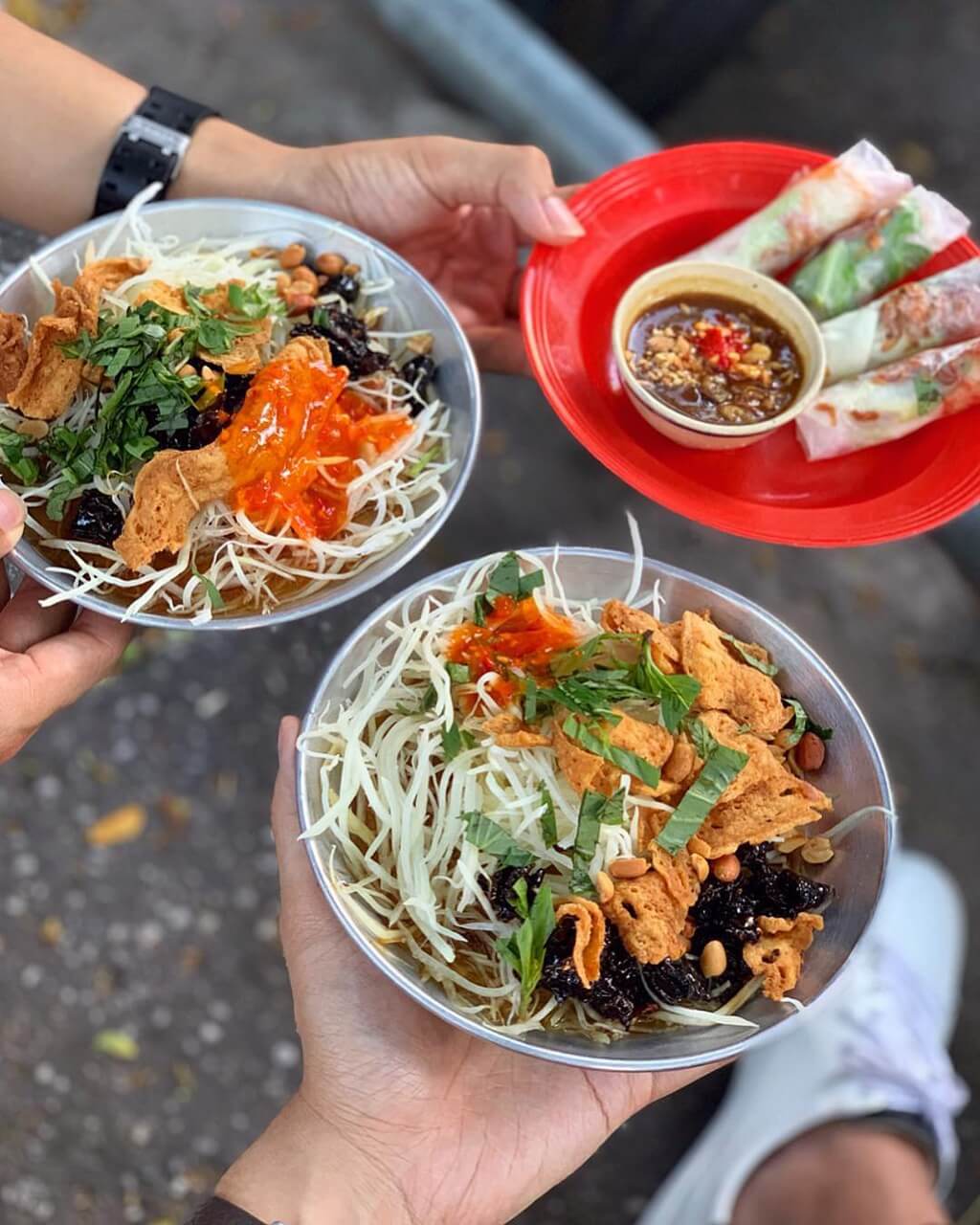 Gỏi bò khô Công viên Lê Văn Tám là địa chỉ ăn vặt quen thuộc của giới trẻ Sài Thành thường xuyên lui tới
