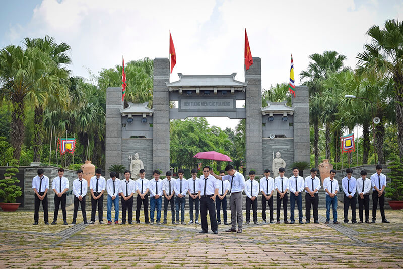 Chụp ảnh kỷ yếu tại Đền Hùng