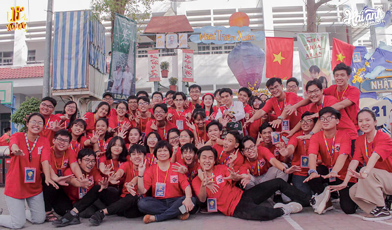 Mặc áo lớp Hải Anh giúp bức ảnh kỷ yếu thêm sáng tạo và độc đáo hơn nữa nhé!