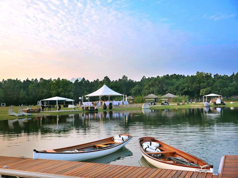 Hồ Đại Lải có không gian hồ nước đẹp rất thích hợp để thực hiện các bộ ảnh kỷ yếu