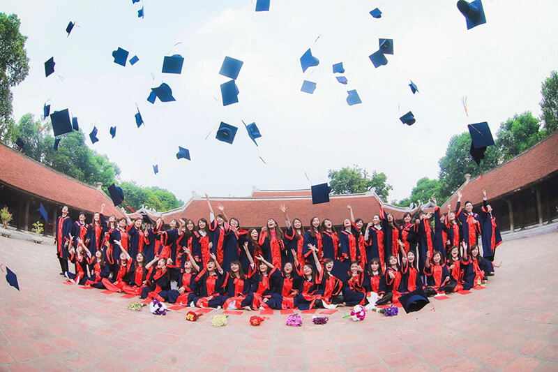 Văn miếu Quốc Tử Giám là địa điểm chụp ảnh kỷ yếu quen thuộc của học sinh, sinh viên ở Hà Nội.
