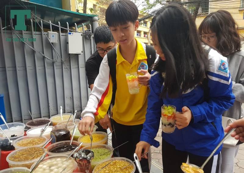 Chè tự chọn, đồ ăn vạt cổng trường Bách Khoa giá rẻ
