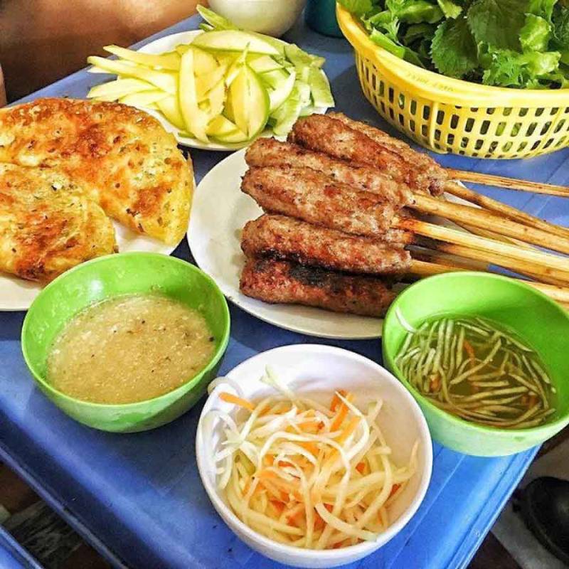 Quán bánh xèo nem lụi đồ ăn vặt cổng trường "bất hủ" nên thử một lần