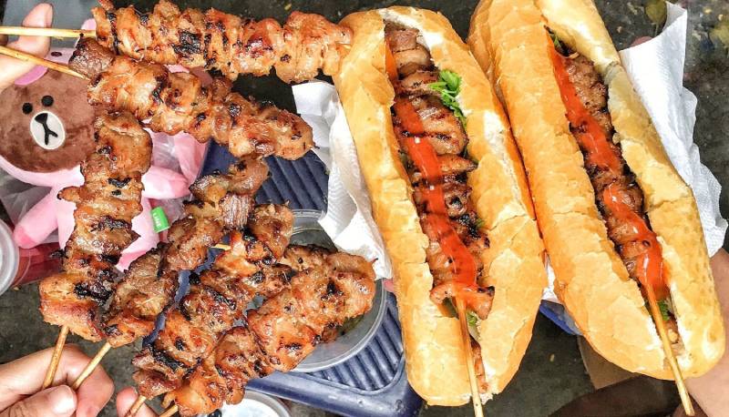 Bánh mì thịt xiên, đồ ăn vặt ngoài cổng trường thơm ngon nức tiếng Đại học Bách Khoa