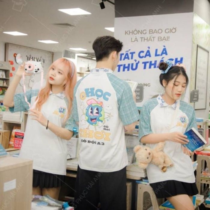 Trang phục áo lớp sử dụng gam màu trắng kết hợp xanh năng động