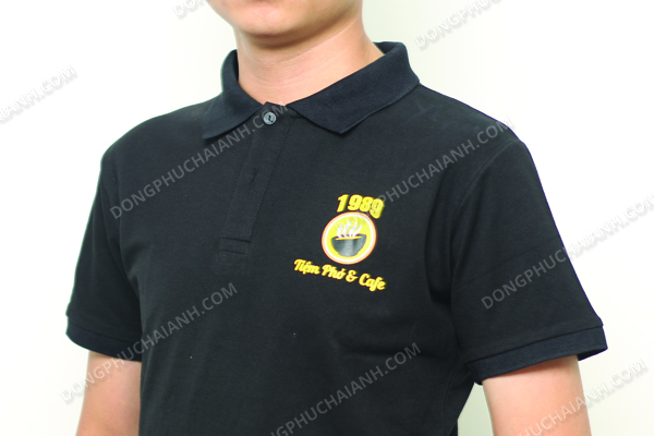 Logo Tiệm phở & Cafe 1989 được in trang trọng trên ngực trái mẫu áo đồng phục quán cafe fastfood mà thương hiệu này lực chọn.