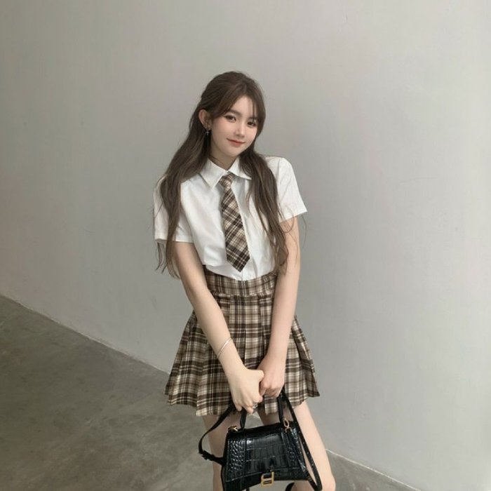 Đồng phục học sinh áo sơ mi trắng và váy kẻ caro