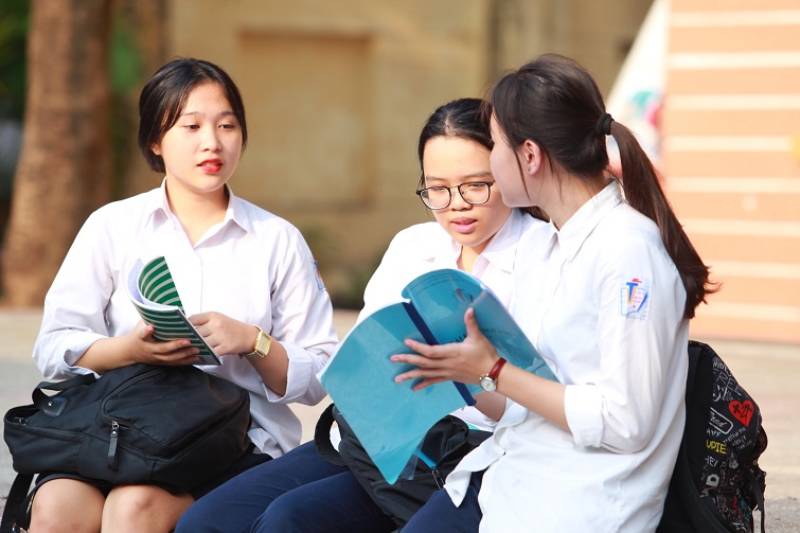 Khi đi thi cần mang những gì? Thí sinh cần để tất cả tài liệu liên quan đến bài thi bên ngoài phòng