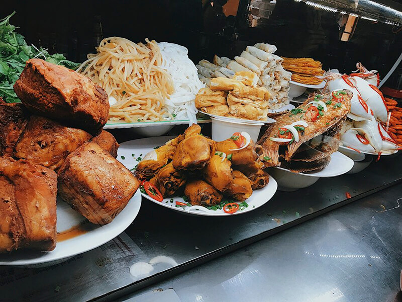 Khu phố ăn vặt Phan Tứ với rất nhiều món ăn ngon, giá thành phải chăng