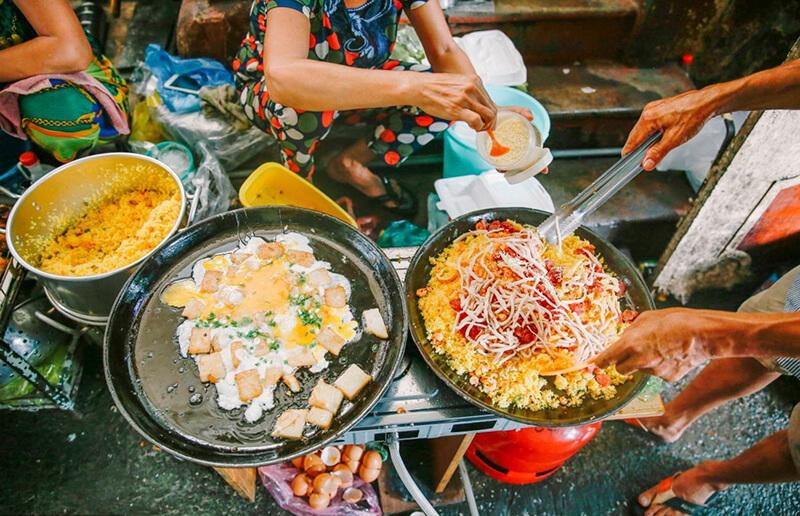 Hẻm 76 Hai Bà Trưng được mệnh danh là “thiên đường ăn vặt Sài Gòn”