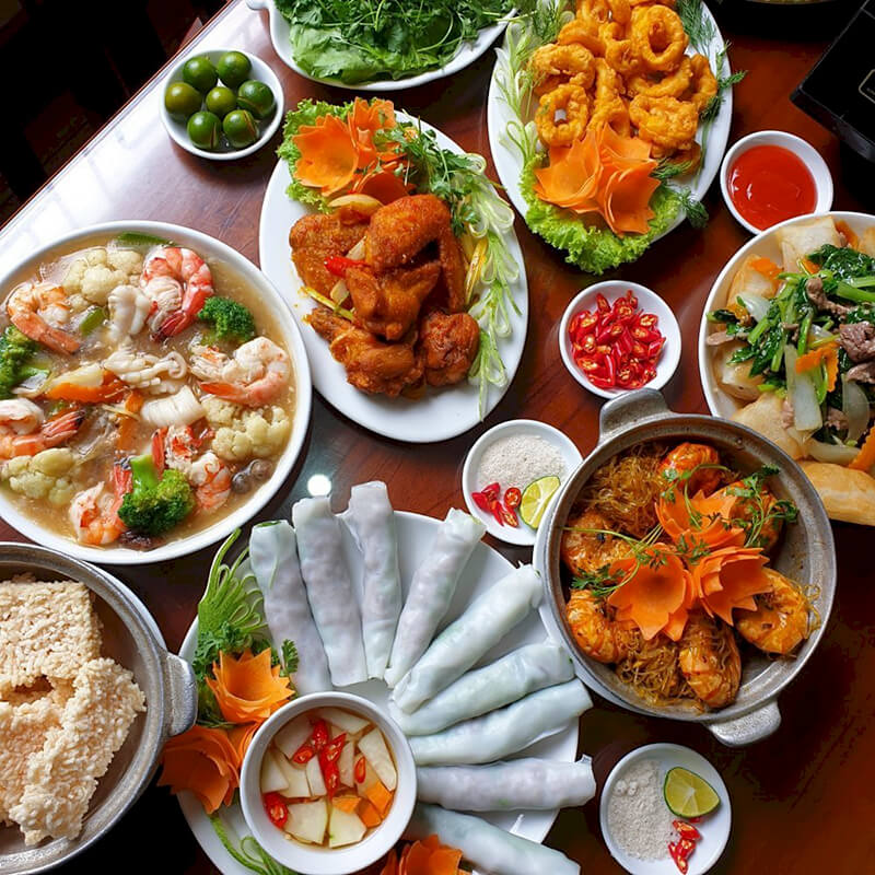 Khu phố phở cuốn Ngũ Xã nổi tiếng với rất nhiều món ăn ngon, giá cả phải chăng