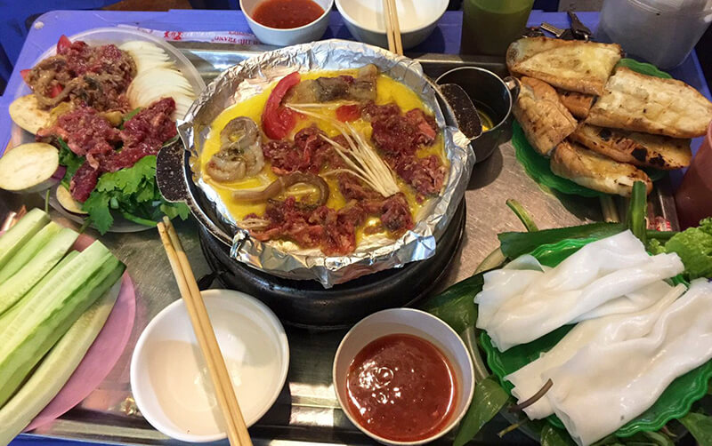 Khu ẩm thực phố nướng Gầm Cầu 