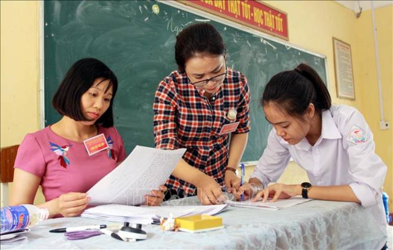 Trong trường hợp giám thị yêu cầu ký giấy xác nhận, thí sinh cần chú ý và ký vào các cột đầy đủ. Hãy luôn đặt câu hỏi "khi đi thi cần mang những gì" để note lại những điều cần ghi nhớ.