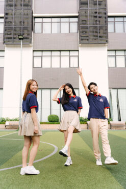 Mẫu Áo Đồng Phục Lớp Polo Besties Màu Xanh Đen Cổ Đỏ Đô - ảnh 4
