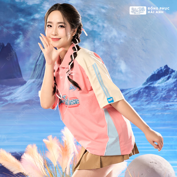 "Xinh xỉu" với outfit áo polo Unite màu đỏ đô kết hợp với váy Tennis màu nâu sáng