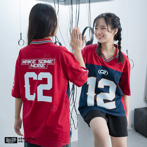 Áo lớp Iconic màu đỏ đô mang đậm phong cách Blokecore chuyên nghiệp