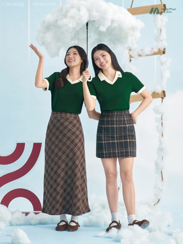 Mẫu áo polo Rise Up màu xanh Iris với thiết kế cổ chữ V hiện đại