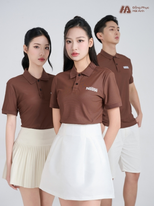 Polo đồng phục Nestlé màu nâu sở hữu kiểu dáng chuyên nghiệp, sang trọng