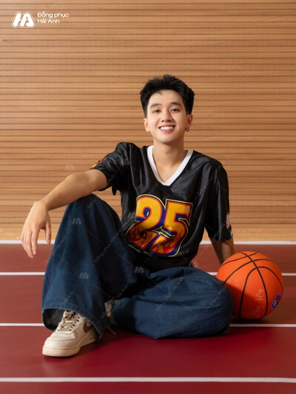 Áo thun oversize màu đen phong cách, cá tính 