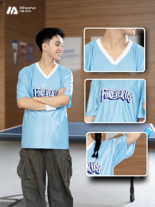 Thiết kế áo oversize cổ tim màu xanh da trời nổi bật với logo “Forever Us”