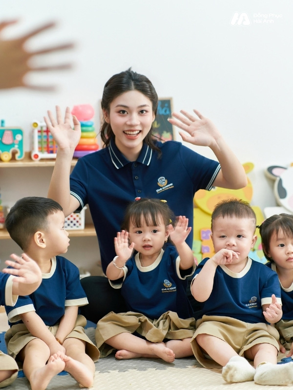 Mẫu áo thun đồng phục mầm non Hacool 01 màu xanh đen thiết kế hiện đại