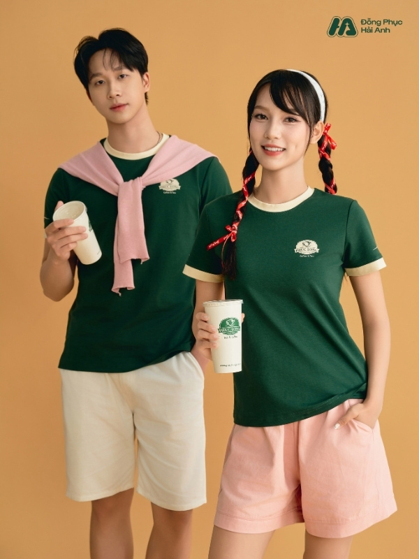 Mẫu áo thun đồng phục Phúc Long màu xanh Iris kiểu dáng gọn gàng, thanh lịch
