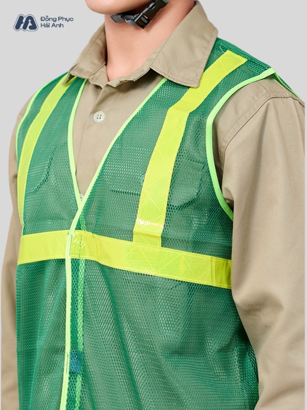 Cận chất dải phản quang của áo lưới bảo hộ mã 02 màu xanh lá đậm